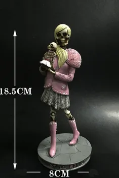 Скелет от смола Майка скелет в карирана плисирана пола и ботуши на висок ток държи дъщеря скелет
